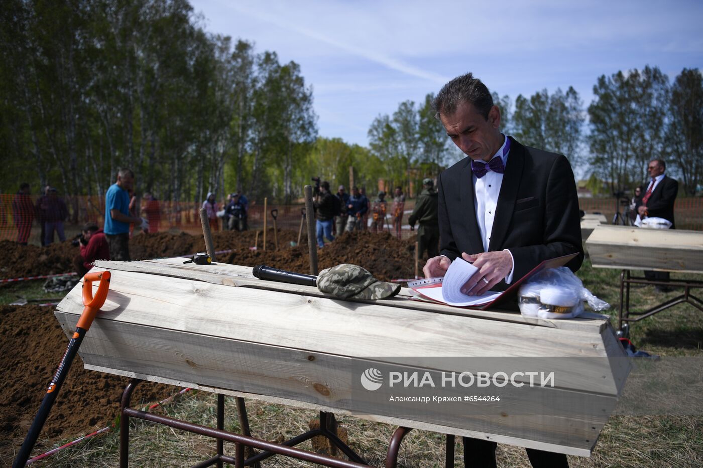 Соревнование по скоростной копке могил среди специализированных предприятий