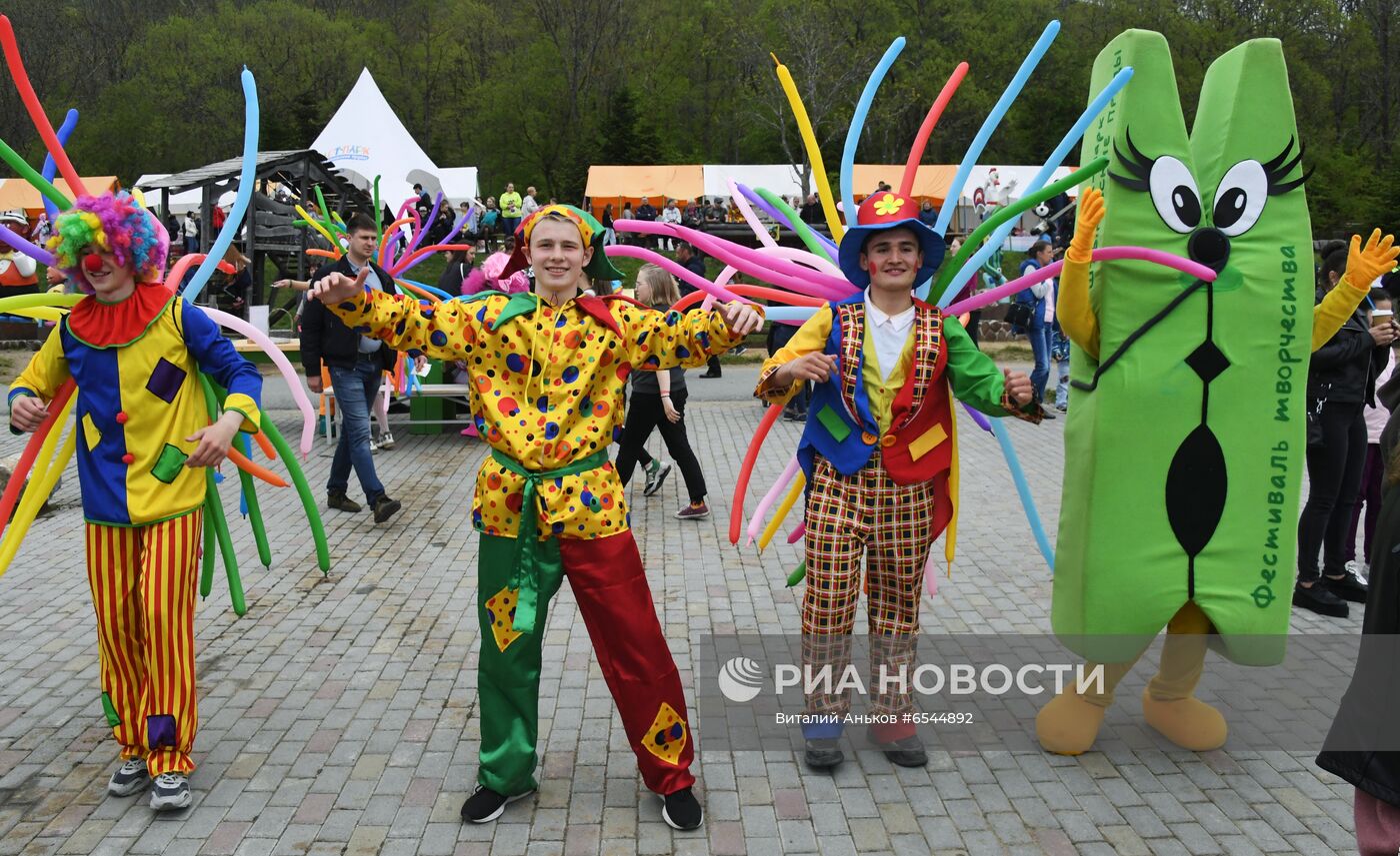 Фестиваль творчества "Зеленая прищепка. Вокруг цвета" в Приморском крае