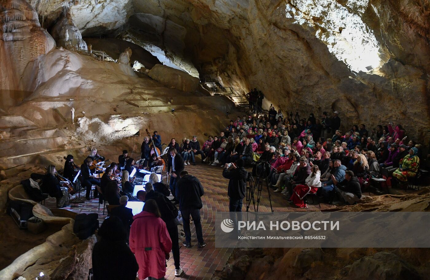 Концерт "Звуковой сплав" в Мраморной пещере в Крыму