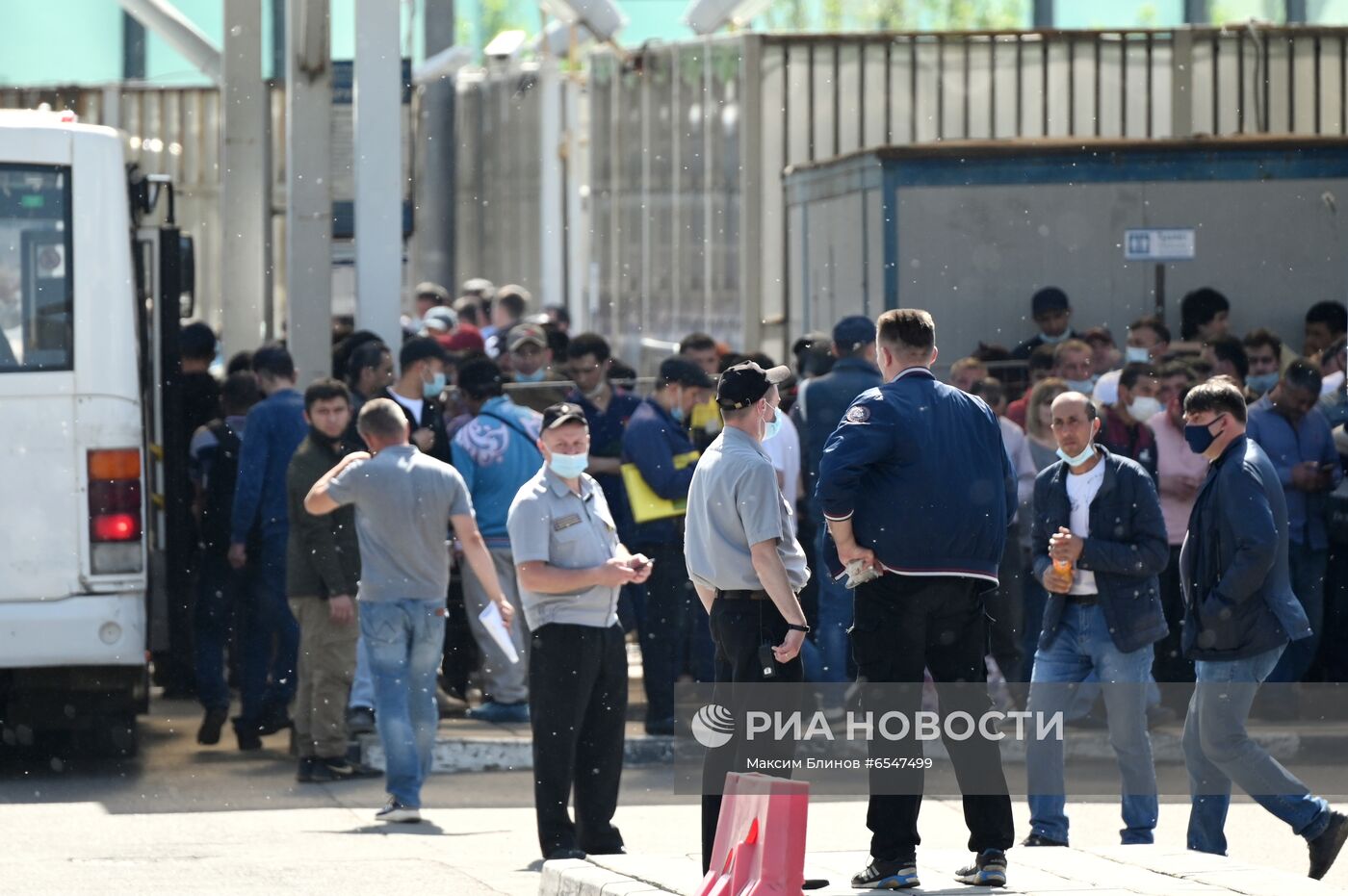 Ситуация у миграционного центра в Подмосковье
