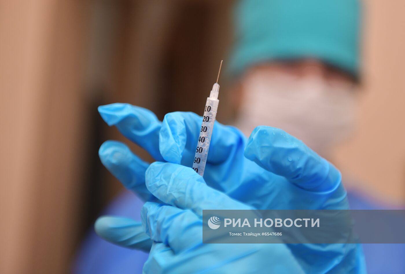 Медик готовит шприц с российским препаратом Sputnik V от коронавирусной инфекции COVID-19 во время проведения вакцинации в больнице в Сухуме. Место: Республика Абхазия, Сухум. Автор: Томас Тхайцук/Sputnik/РИА Новости. Вакцинация препаратом Sputnik V в Абхазии