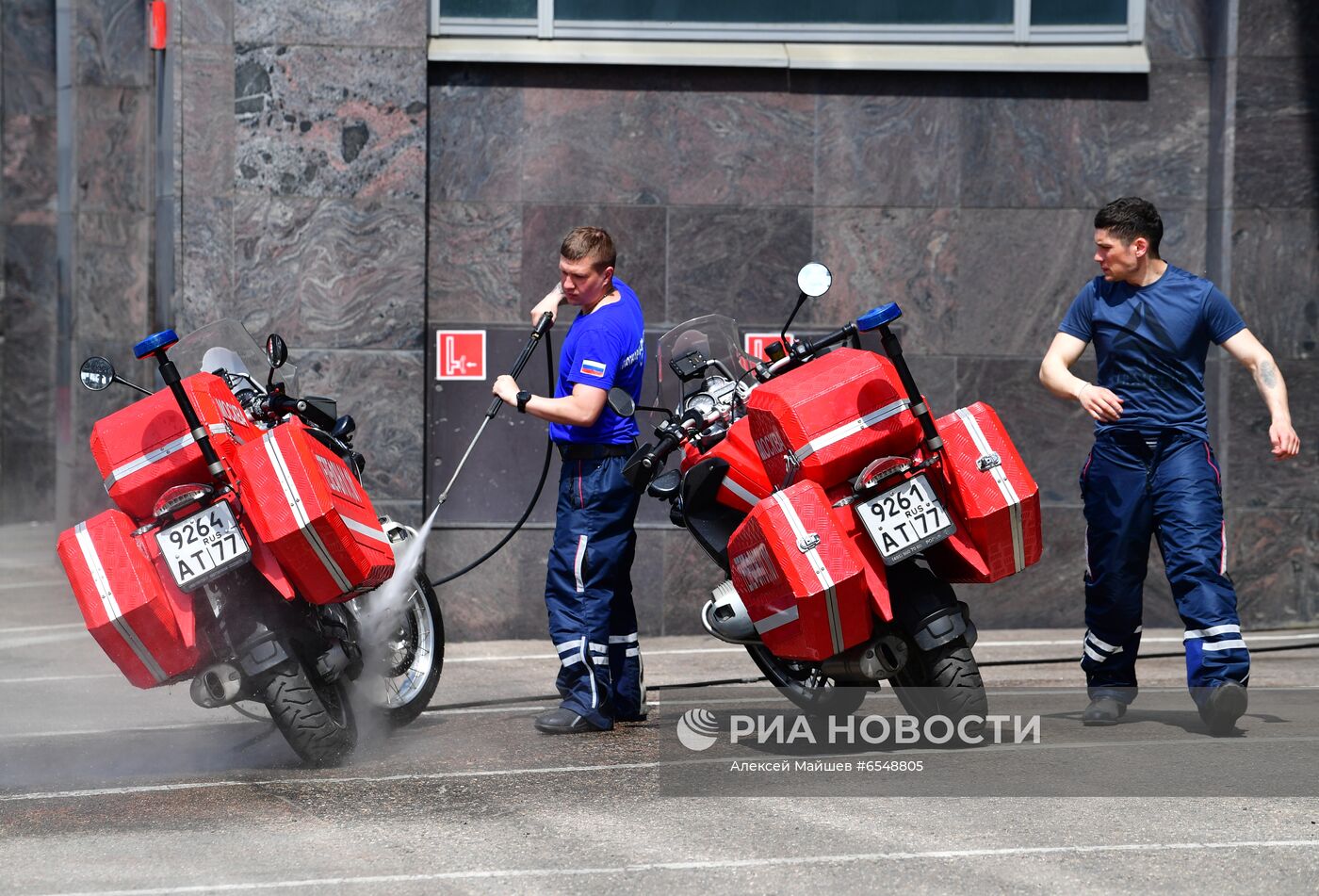 Работа спасателей на мотоциклах 