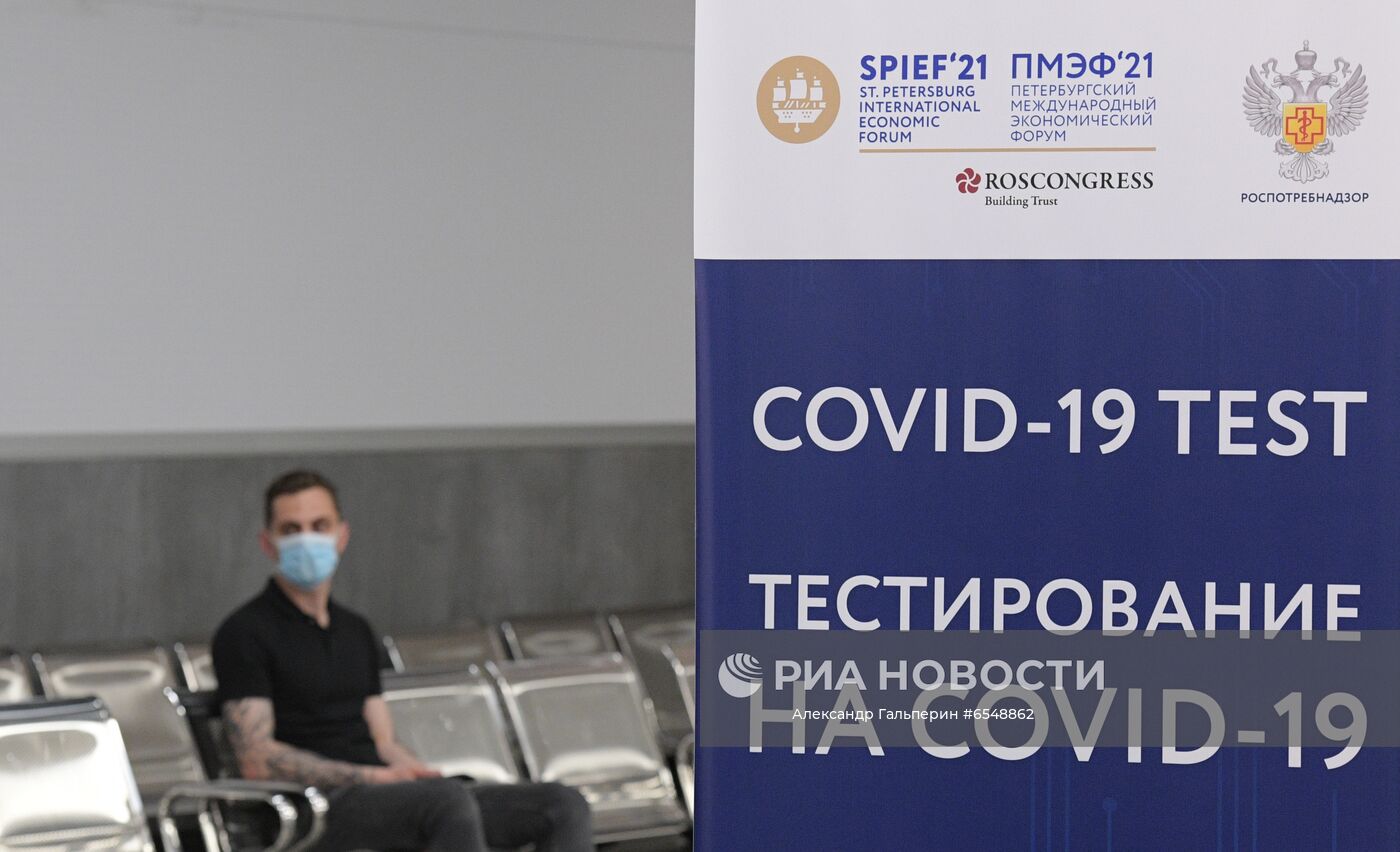 Молодой человек перед сдачей ПЦР-теста в пункте тестирования на коронавирус персонала и участников Петербургского международного экономического форума 2021 (ПМЭФ). Место: Россия, Санкт-Петербург. Автор: Александр Гальперин/РИА Новости. Пункт тестирования на коронавирус персонала и участников ПМЭФ