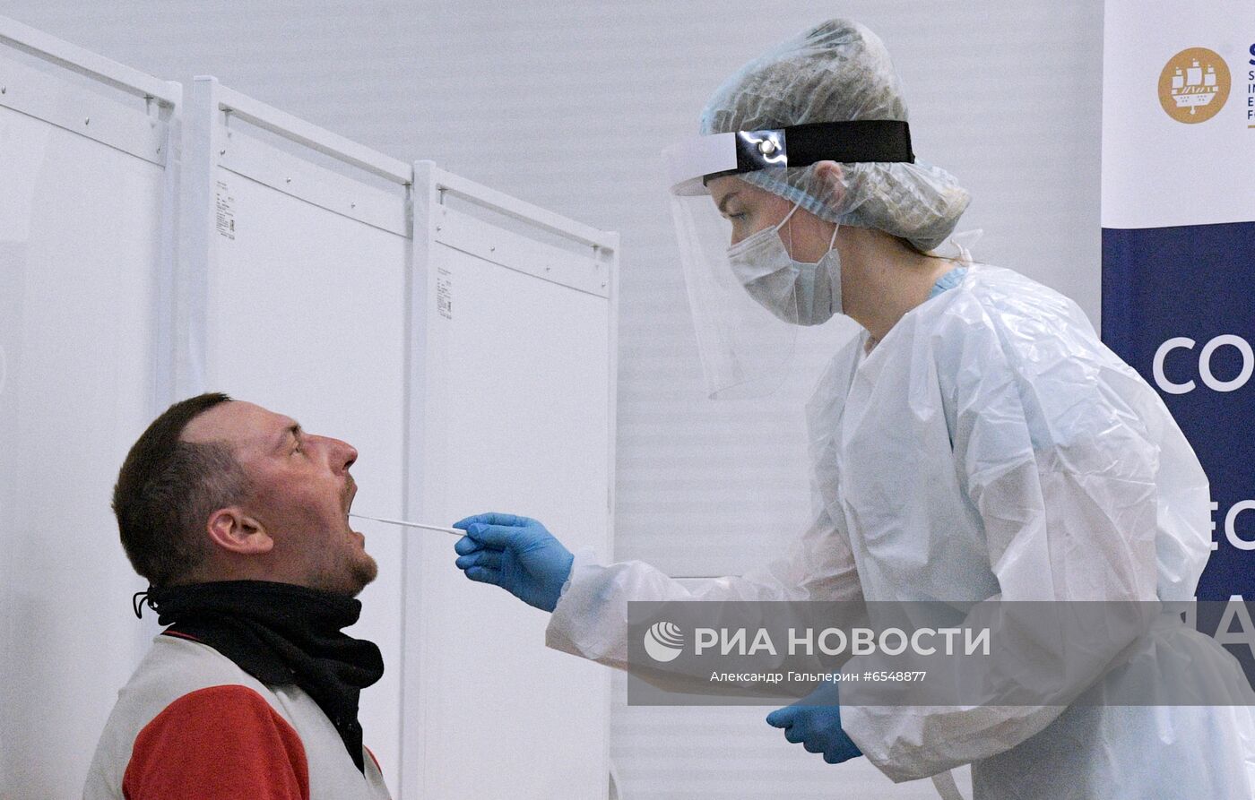 Медицинский работник проводит ПЦР-тест в пункте тестирования на коронавирус персонала и участников Петербургского международного экономического форума 2021 (ПМЭФ). Место: Россия, Санкт-Петербург. Автор: Александр Гальперин/РИА Новости. Пункт тестирования на коронавирус персонала и участников ПМЭФ