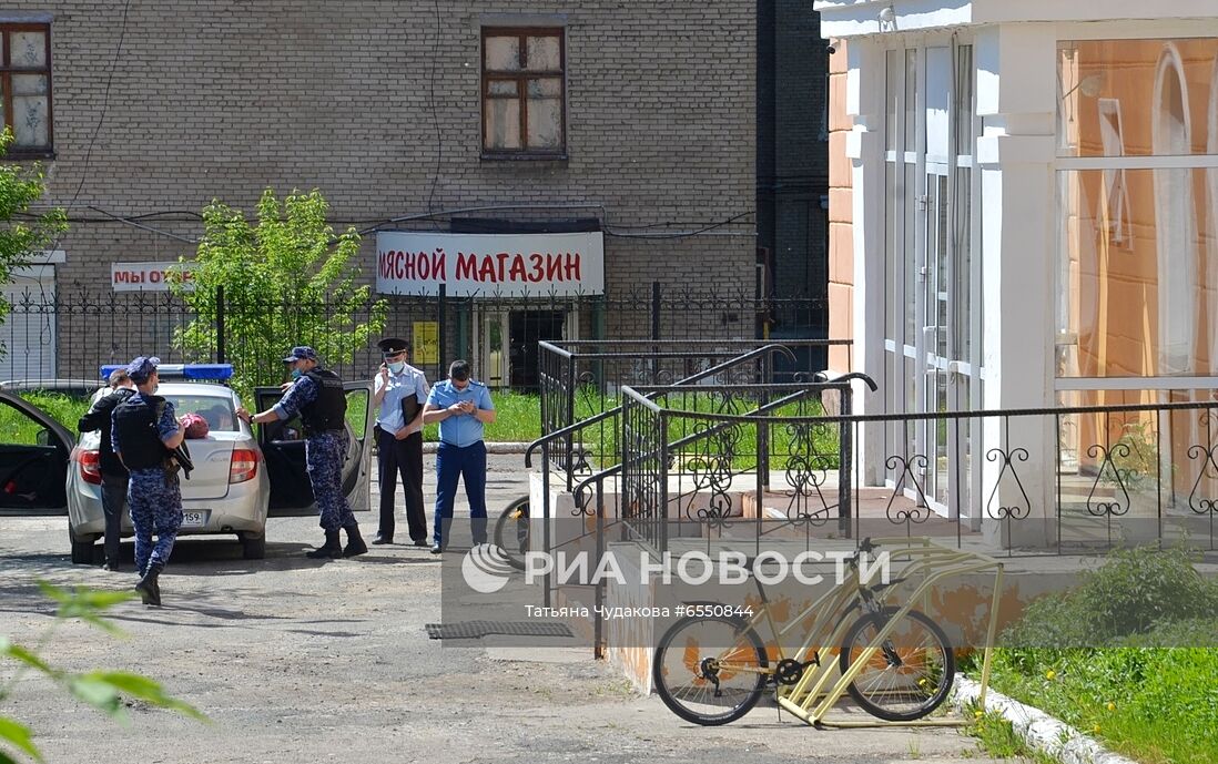 Обстановка возле лицея №1 в городе Березники, где ученик напал на учительницу