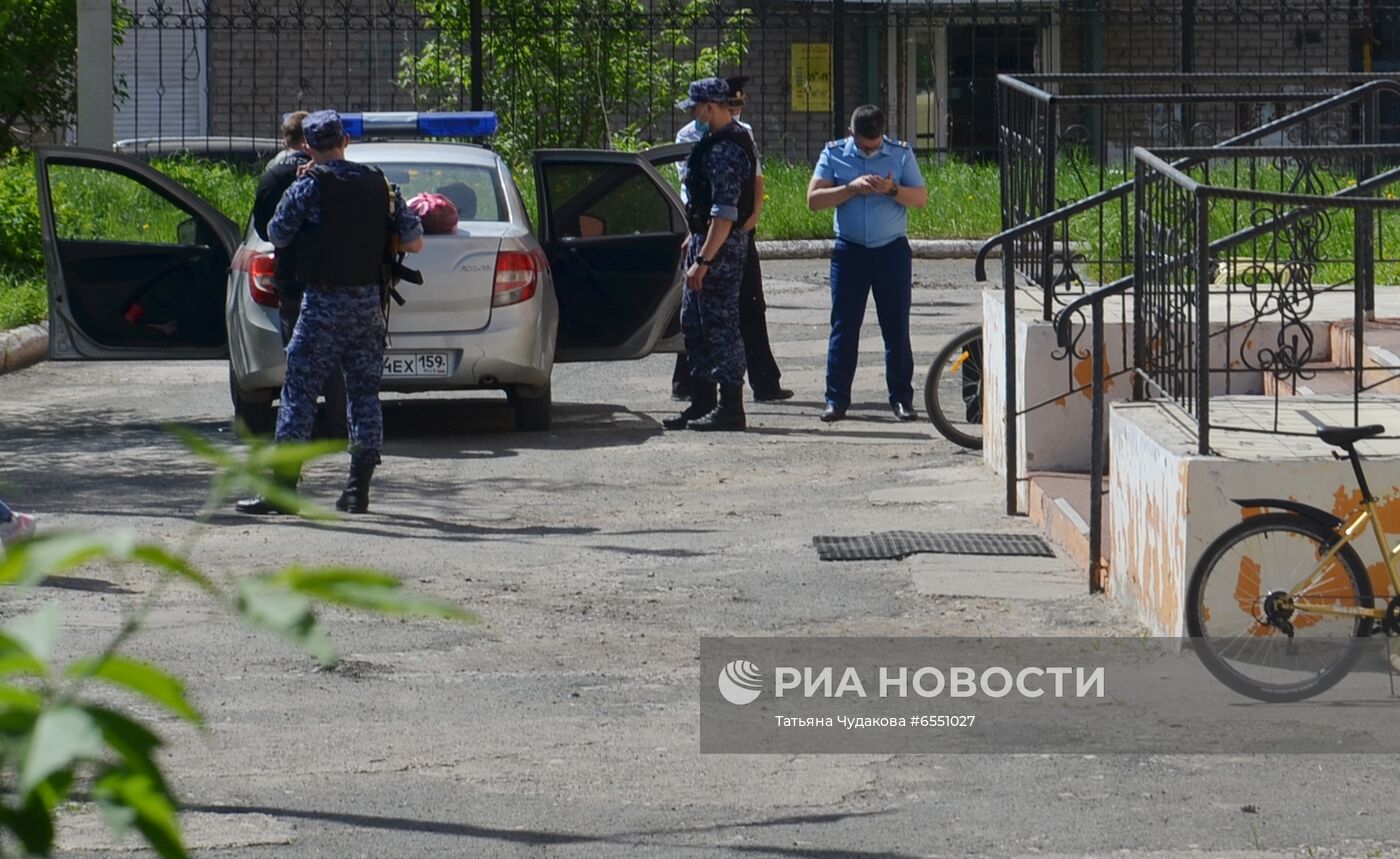 Обстановка возле лицея №1 в городе Березники, где ученик напал на учительницу