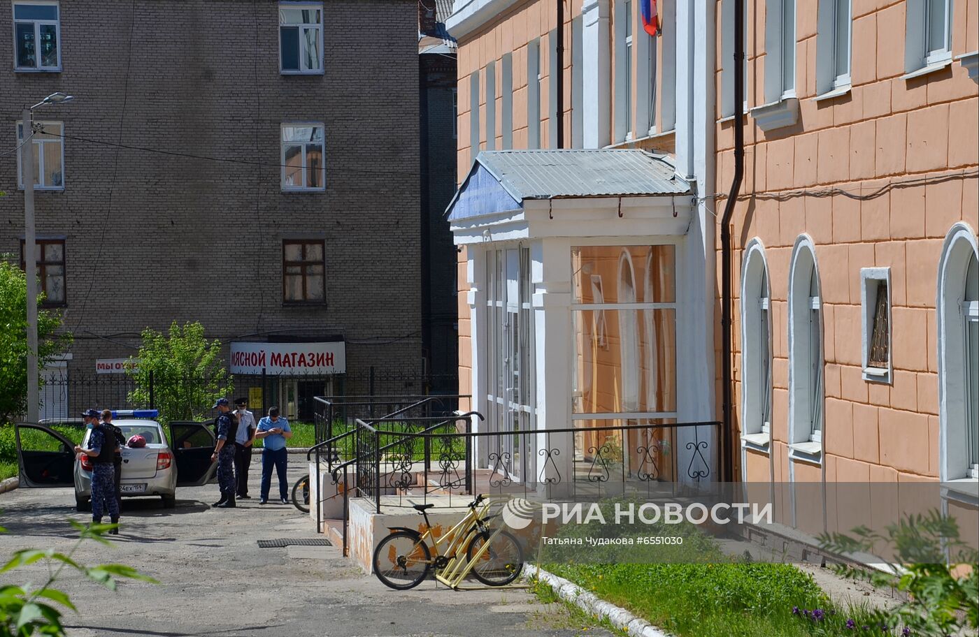 Обстановка возле лицея №1 в городе Березники, где ученик напал на учительницу