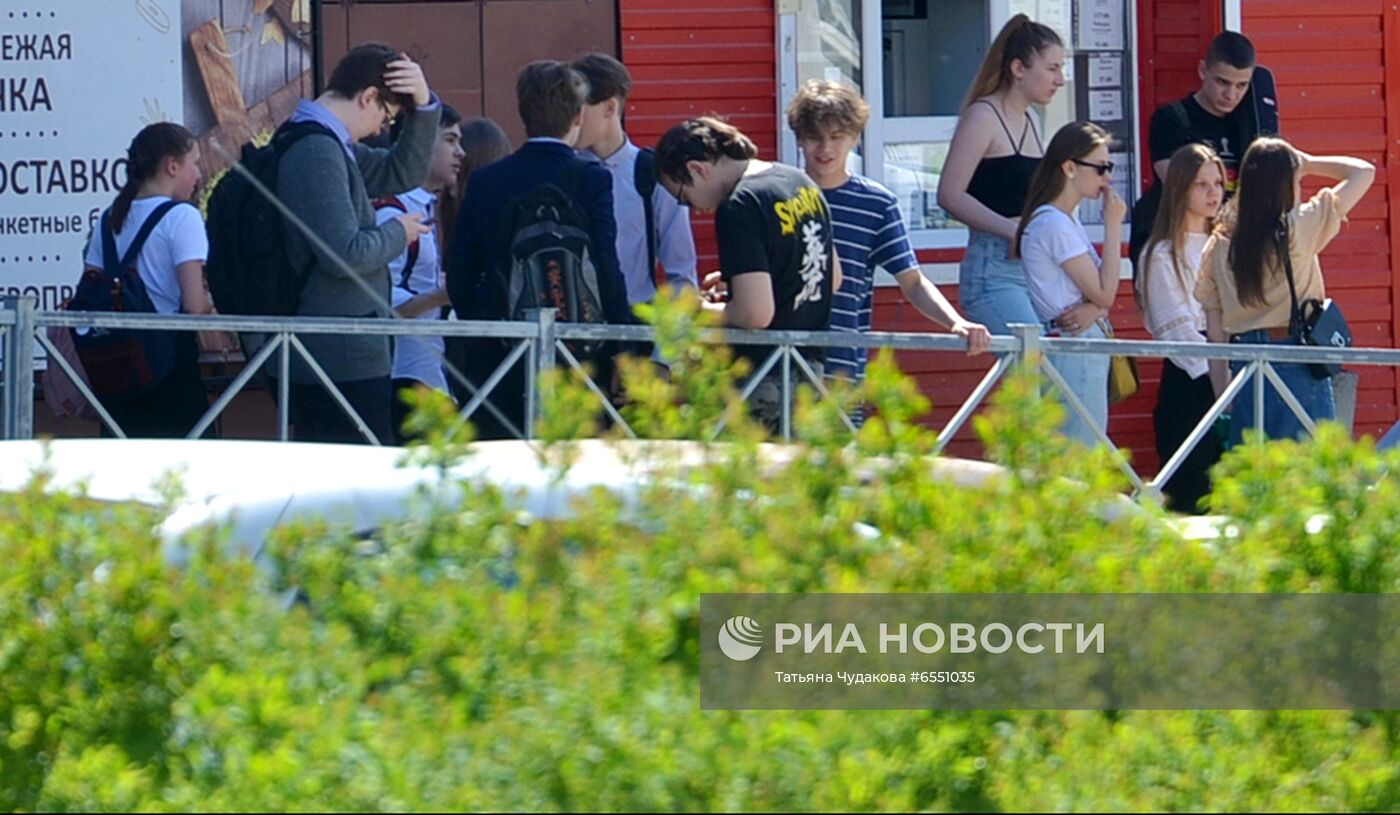 Обстановка возле лицея №1 в городе Березники, где ученик напал на учительницу