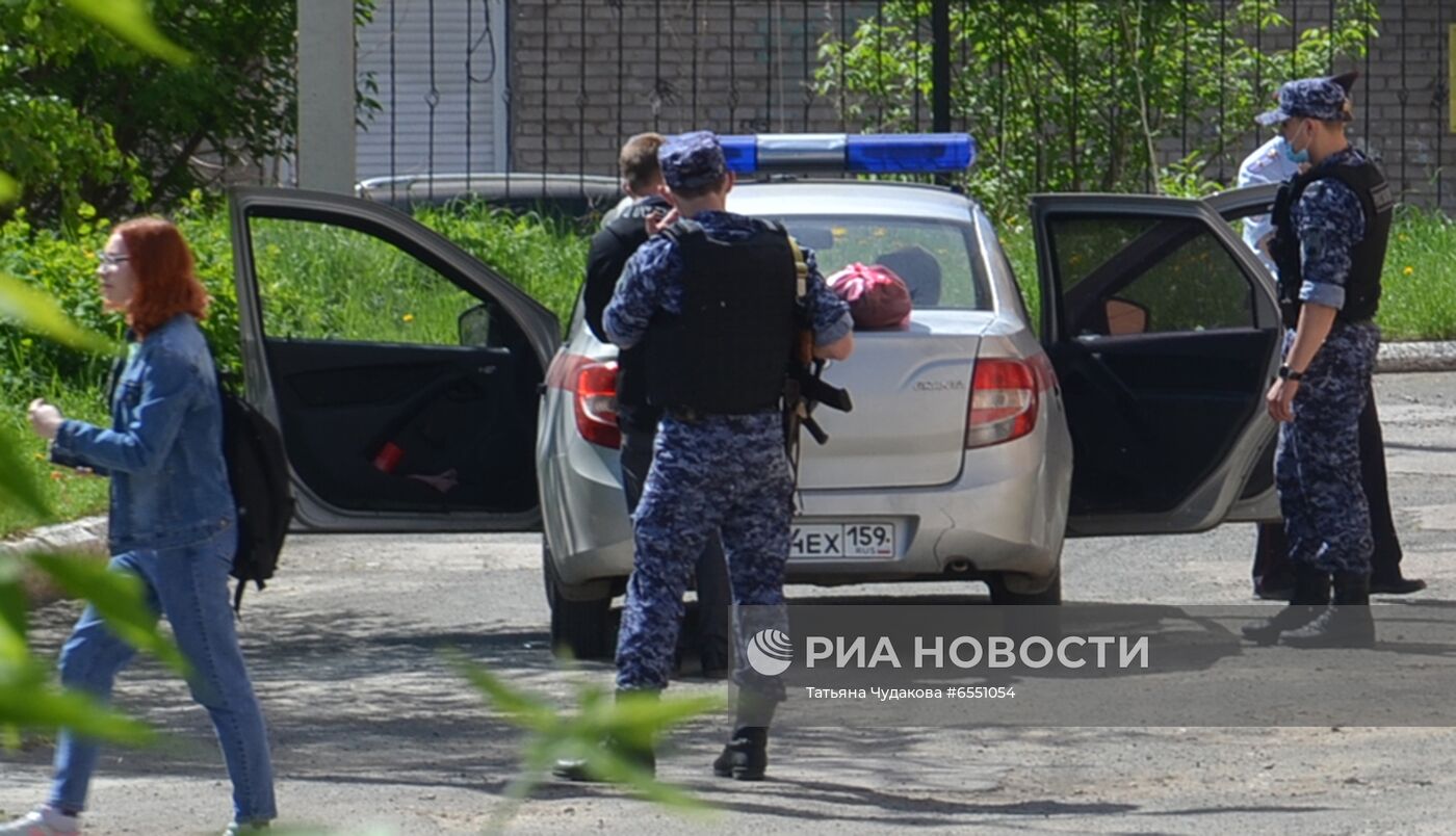 Обстановка возле лицея №1 в городе Березники, где ученик напал на учительницу