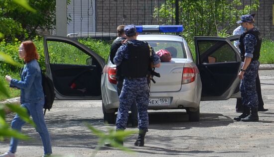 Обстановка возле лицея №1 в городе Березники, где ученик напал на учительницу