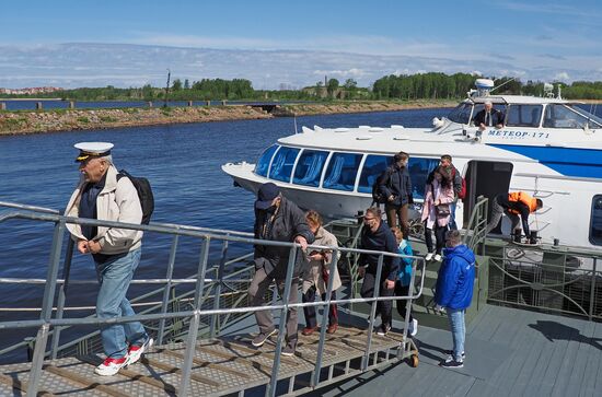 Открытие водного сообщения между "Островом фортов" и Санкт-Петербургом