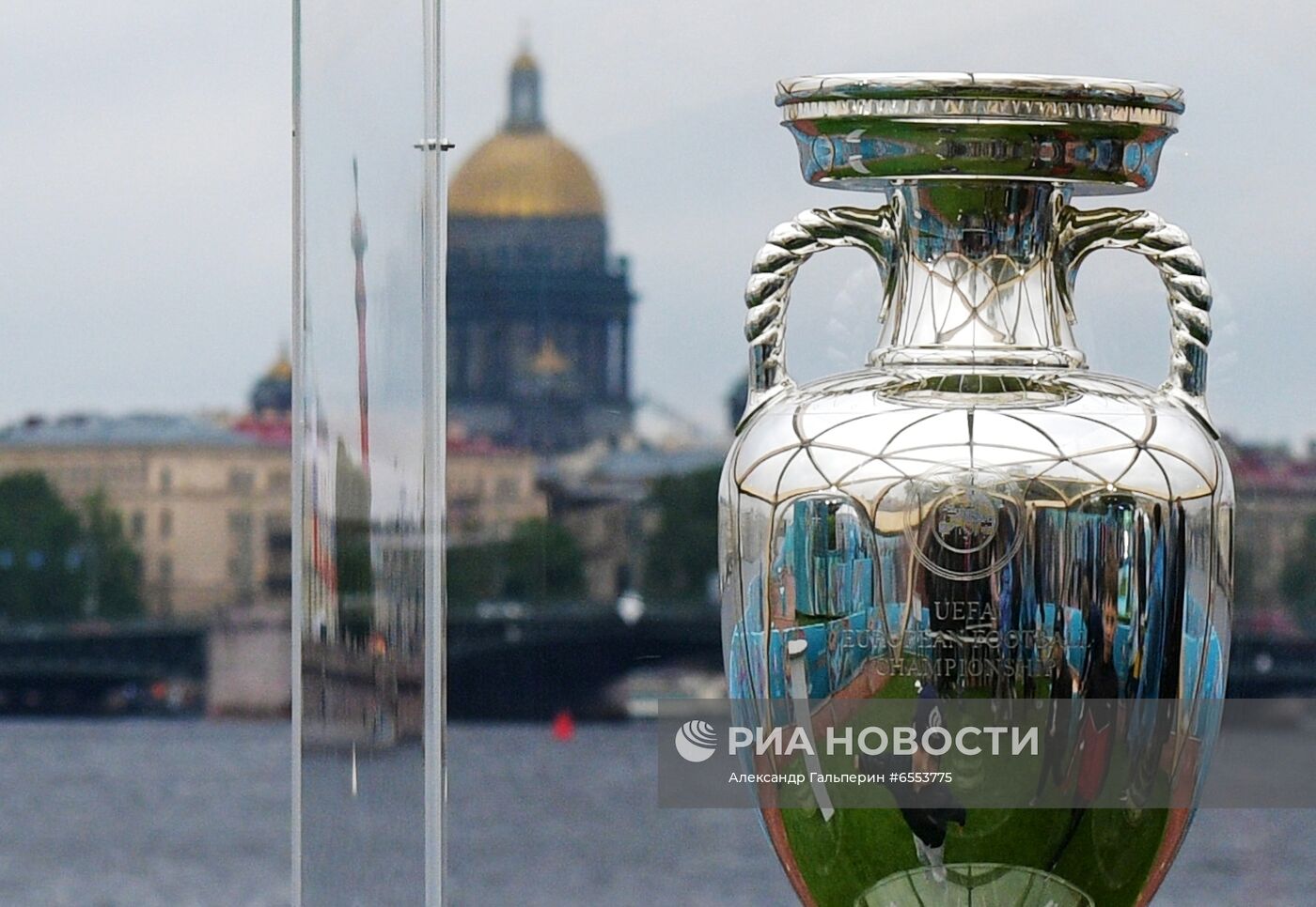 Кубок Европы по футболу представлен в Санкт-Петербурге