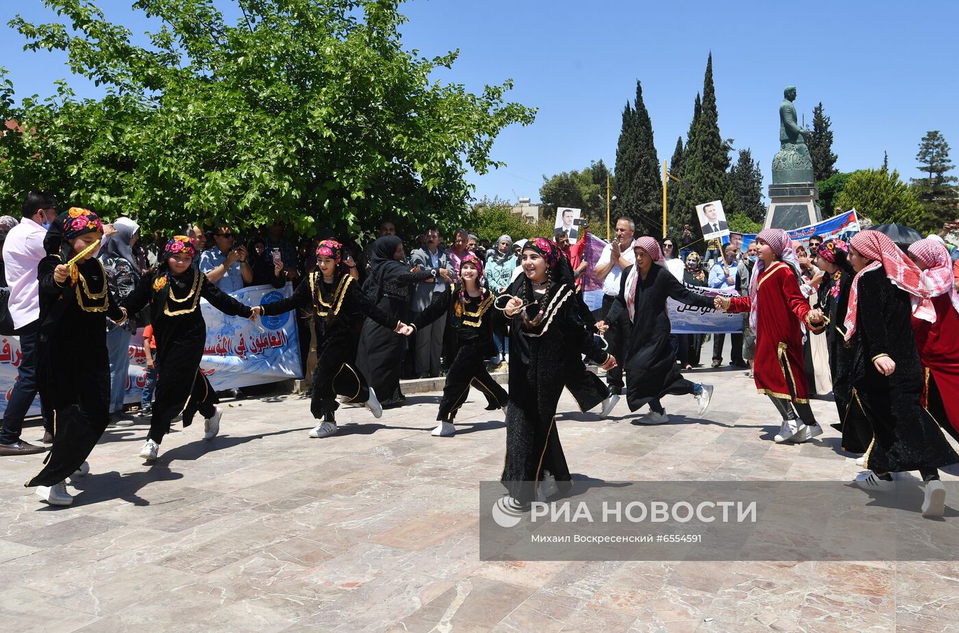 Митинг в поддержку президента Б. Асада в Сирии