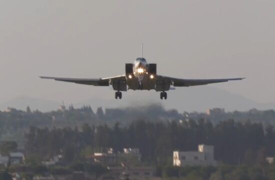 Дальние бомбардировщики Ту-22 впервые приземлились на авиабазе Хмеймим в Сирии