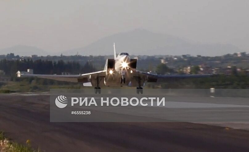 Дальние бомбардировщики Ту-22 впервые приземлились на авиабазе Хмеймим в Сирии