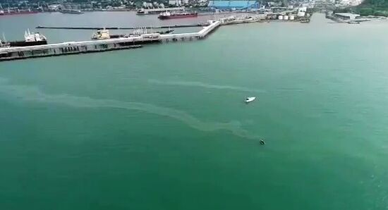Разлив нефти у побережья Туапсе