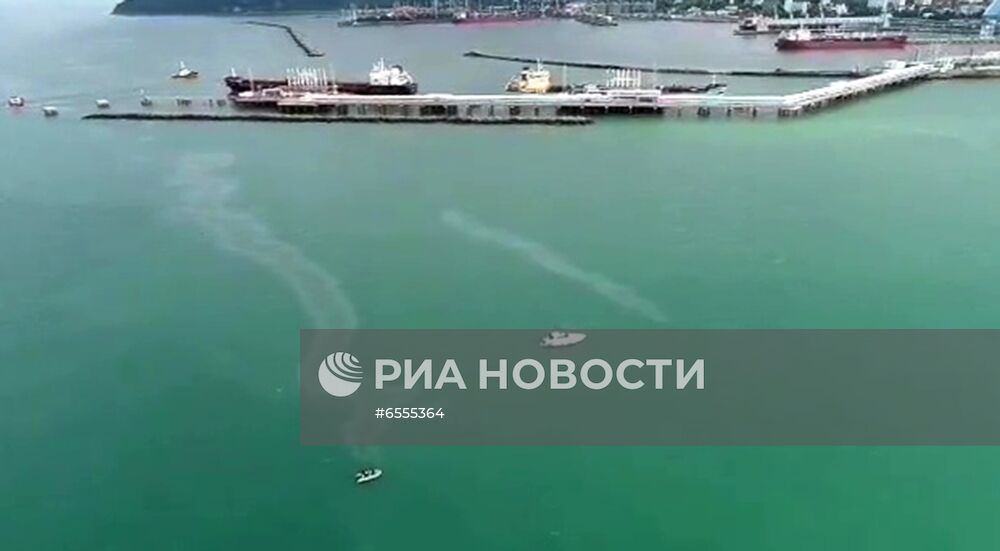 Разлив нефти у побережья Туапсе