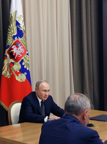 Президент РФ В. Путин провел совещание с руководством Минобороны РФ и предприятий ОПК