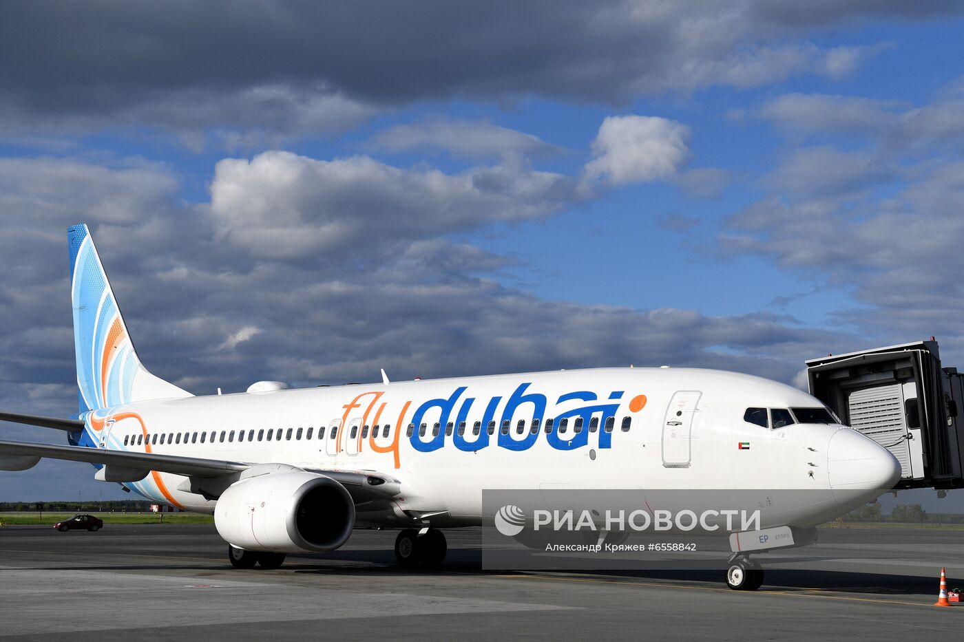 Самолет Boeing-737-800 авиакомпании Flydubai в аэропорту Толмачево. Рейсы из Новосибирска в Дубай и обратно будут выполняться раз в неделю, по пятницам. Пассажиров будут перевозить на новых самолетах Boeing-737-800. Место: Россия, Новосибирск. Автор: Александр Кряжев/РИА Новости. Торжественное открытие рейса "Flydubai" из Новосибирска в Дубай в аэропорту Толмачево
