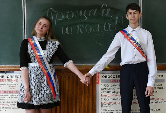 Последний звонок в деревенской школе в поселке Тугач