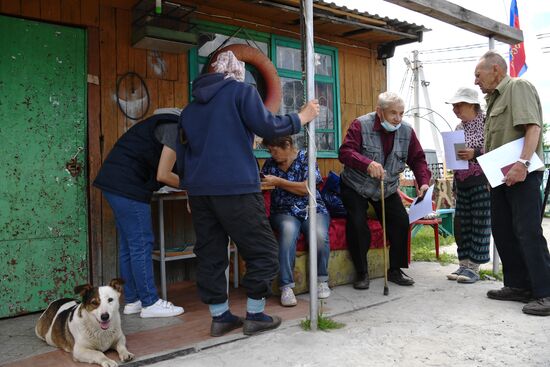 Работа мобильной бригады по вакцинации дачников от COVID-19  