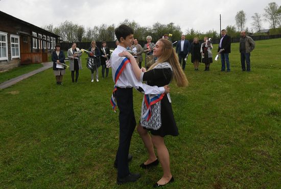 Последний звонок в деревенской школе в поселке Тугач