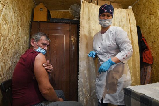 Работа мобильной бригады по вакцинации дачников от COVID-19  