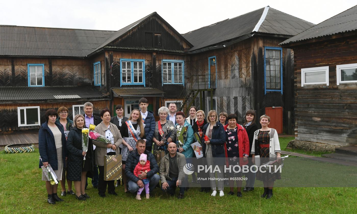 Последний звонок в деревенской школе в поселке Тугач