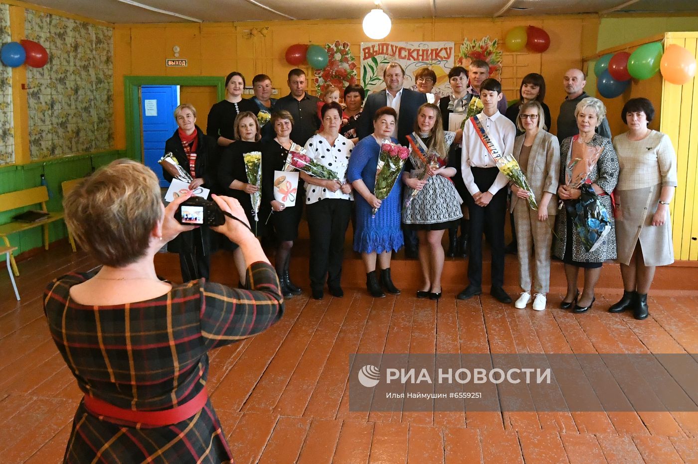 Последний звонок в деревенской школе в поселке Тугач