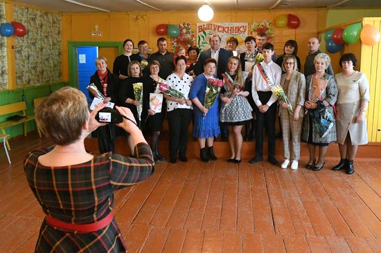 Последний звонок в деревенской школе в поселке Тугач