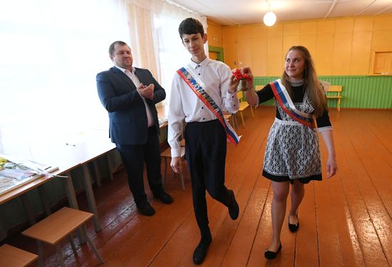 Последний звонок в деревенской школе в поселке Тугач