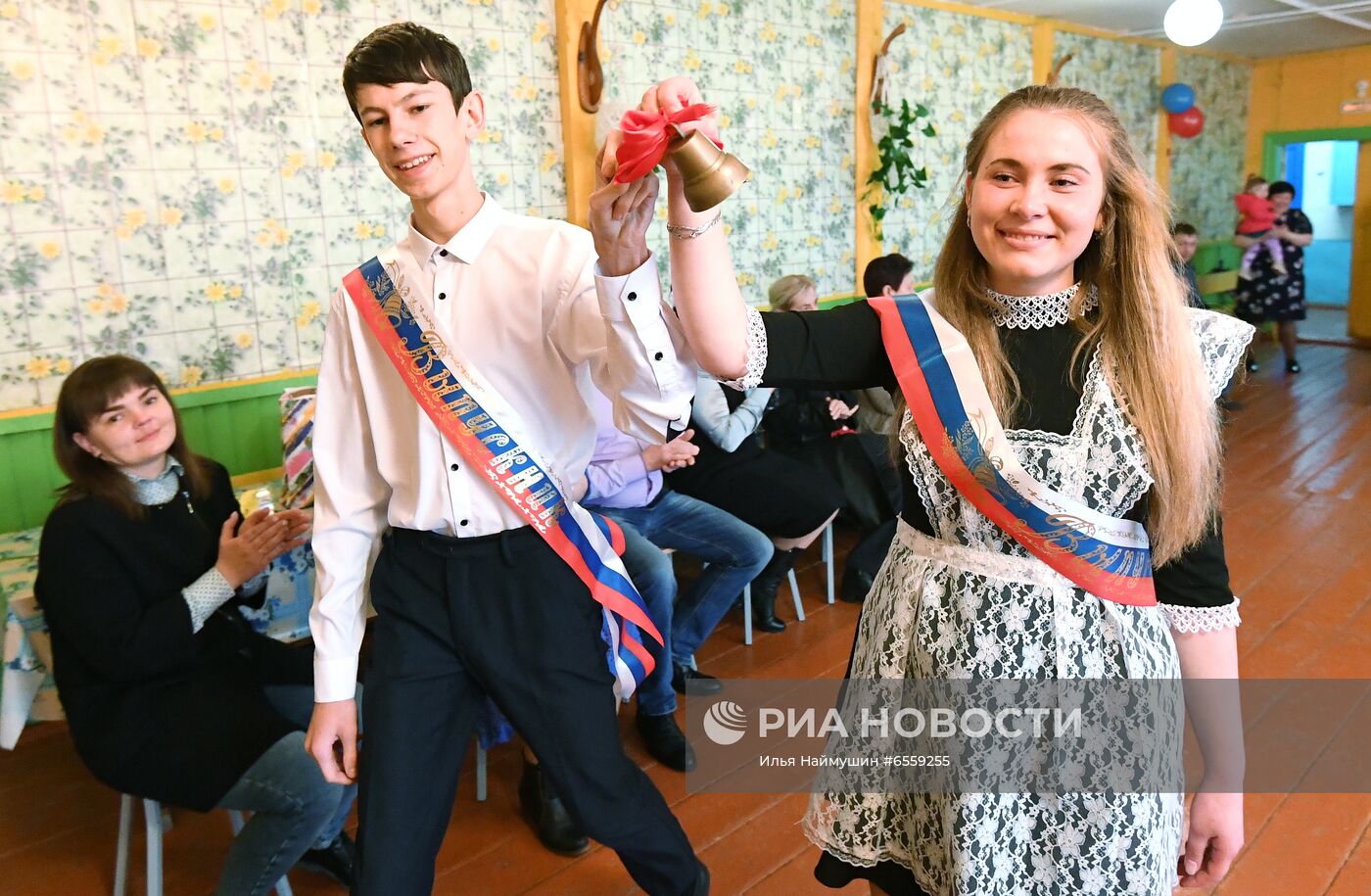 Последний звонок в деревенской школе в поселке Тугач