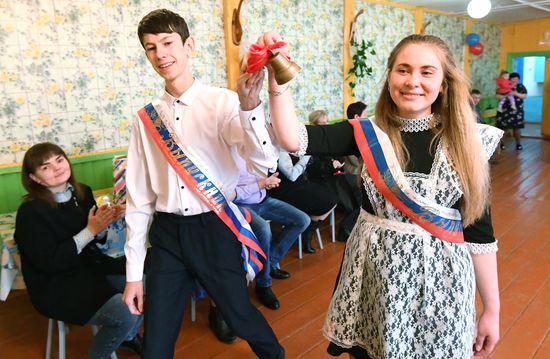 Последний звонок в деревенской школе в поселке Тугач