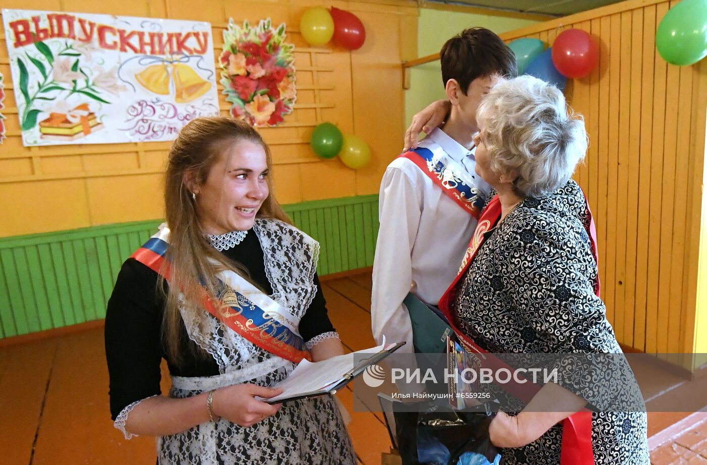 Последний звонок в деревенской школе в поселке Тугач