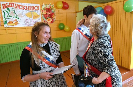 Последний звонок в деревенской школе в поселке Тугач