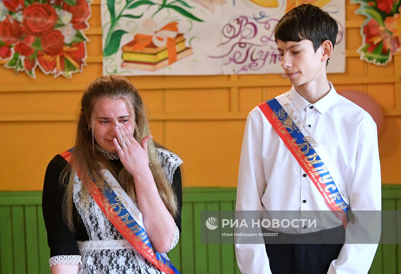 Последний звонок в деревенской школе в поселке Тугач