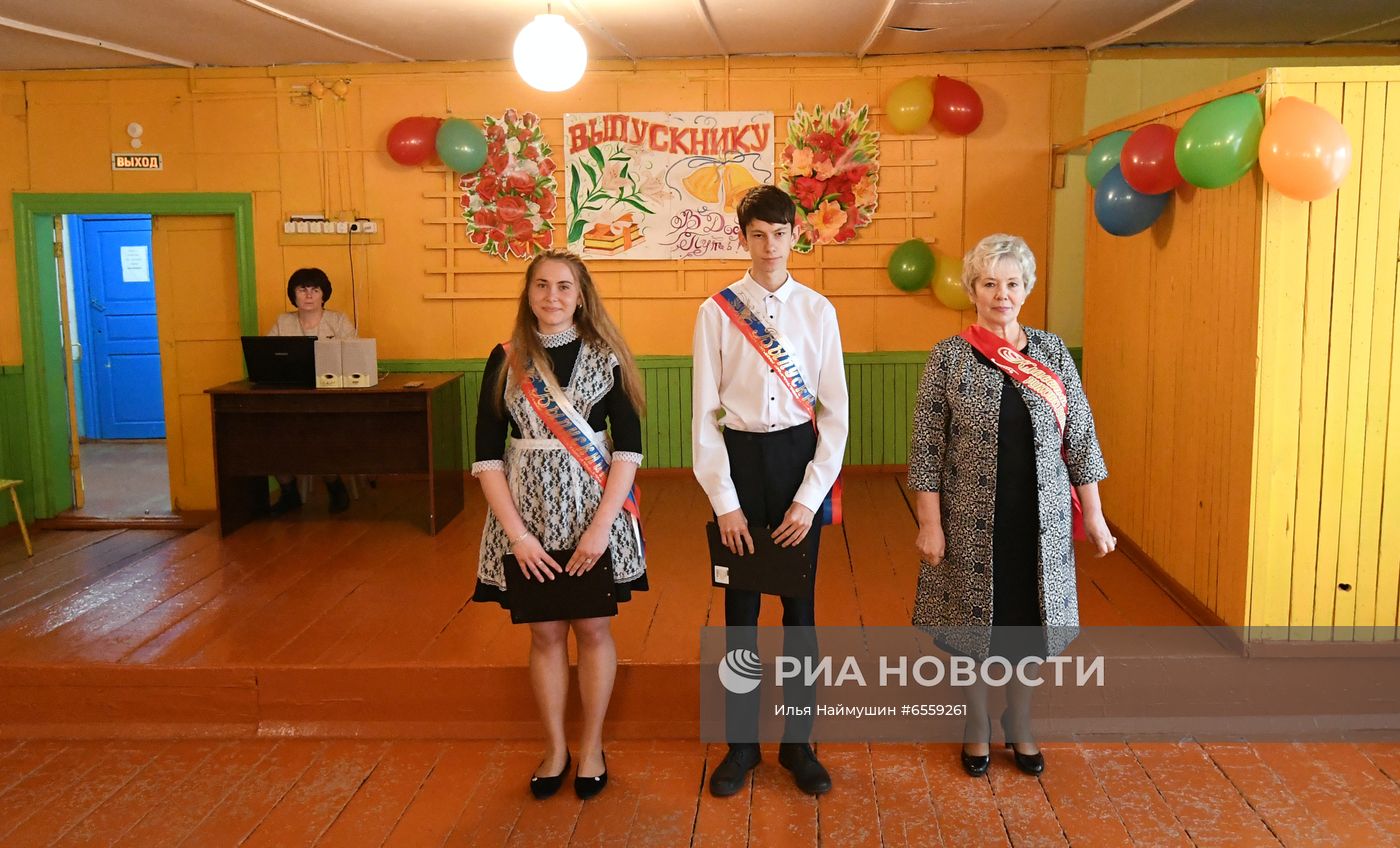 Последний звонок в деревенской школе в поселке Тугач