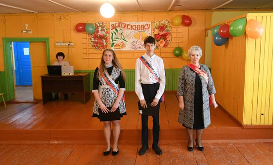 Последний звонок в деревенской школе в поселке Тугач