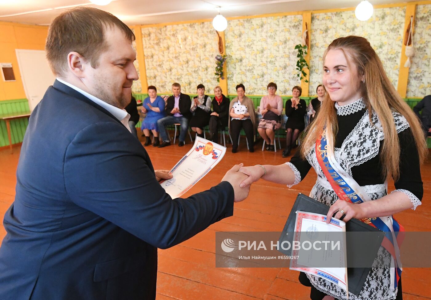Последний звонок в деревенской школе в поселке Тугач
