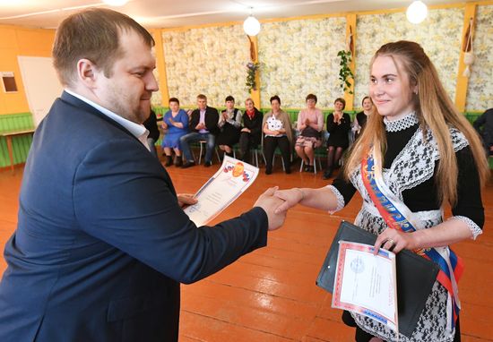 Последний звонок в деревенской школе в поселке Тугач