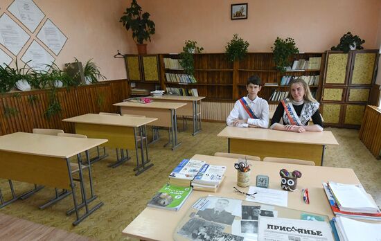 Последний звонок в деревенской школе в поселке Тугач