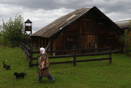 Последний звонок в деревенской школе в поселке Тугач