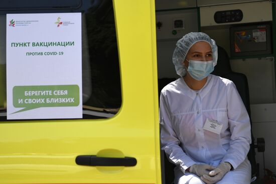 Работа мобильной бригады по вакцинации дачников от COVID-19  