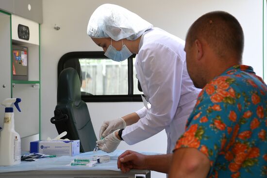 Работа мобильной бригады по вакцинации дачников от COVID-19  