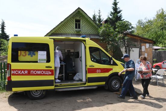 Работа мобильной бригады по вакцинации дачников от COVID-19  