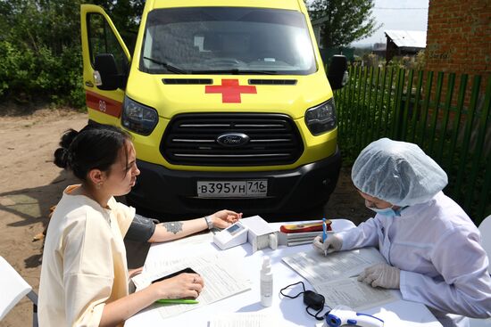 Работа мобильной бригады по вакцинации дачников от COVID-19  