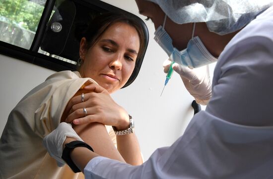 Работа мобильной бригады по вакцинации дачников от COVID-19  