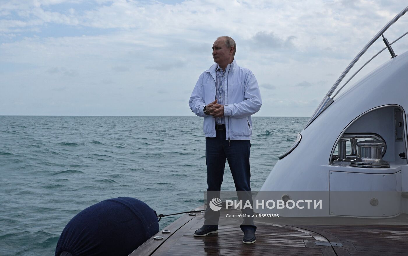 Президент РФ В. Путин и президент Белоруссии А.  Лукашенко совершили морскую прогулку