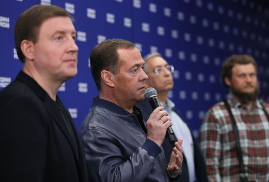 Председатель партии "Единая Россия" Д. Медведев дал старт подсчету голосов праймериз