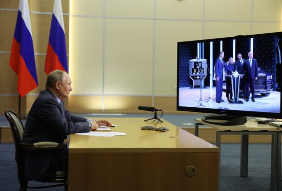 Президент РФ В. Путин принял участие в запуске завода по серийному выпуску автомобилей "Аурус" 